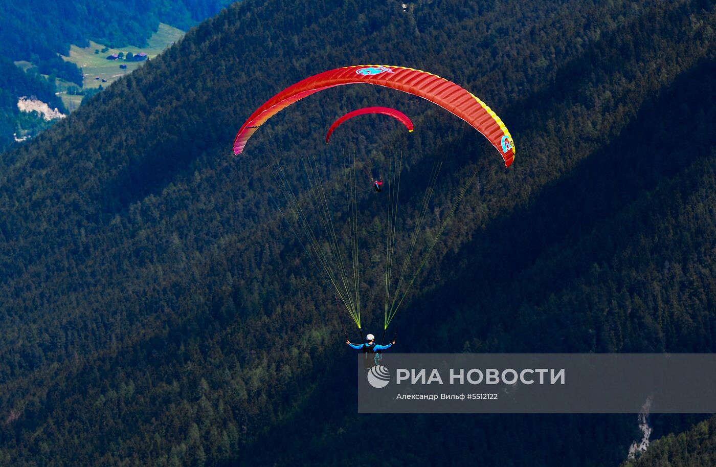 Полёты парапланеристов над австрийской долиной Штубайталь