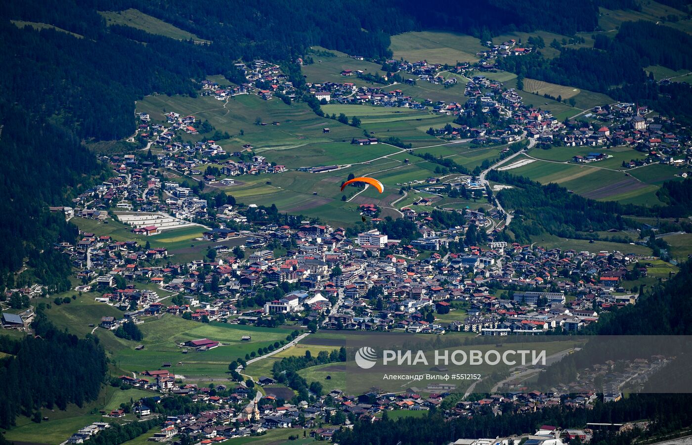 Полёты парапланеристов над австрийской долиной Штубайталь