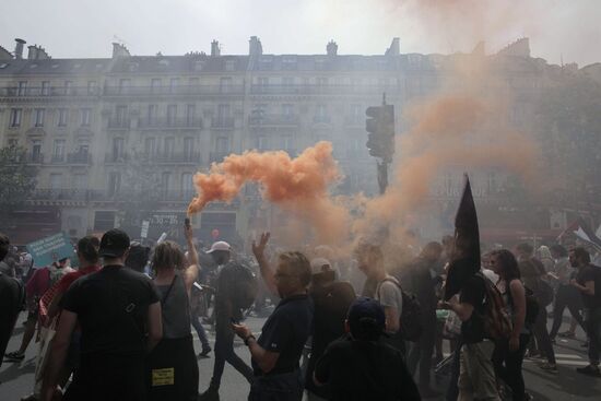 Антиправительственная акция в Париже 