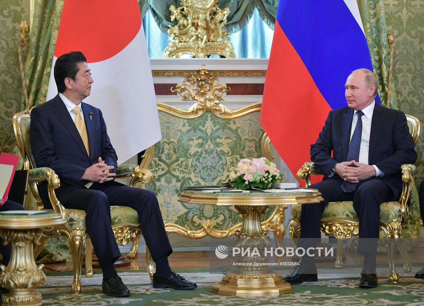 Президент РФ В. Путин провел переговоры с премьер-министром Японии С. Абэ