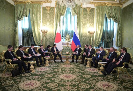 Президент РФ В. Путин провел переговоры с премьер-министром Японии С. Абэ