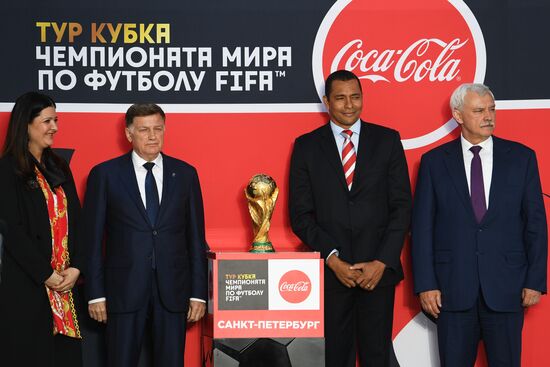 Кубок ЧМ-2018 по футболу представили в Санкт-Петербурге
