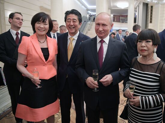 Президент РФ В. Путин и премьер-министр Японии С. Абэ на открытии Года Японии