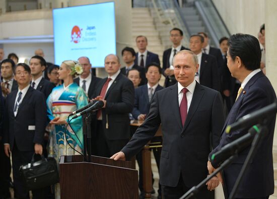 Президент РФ В. Путин и премьер-министр Японии С. Абэ на открытии Года Японии