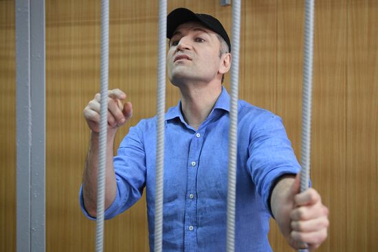 Рассмотрение ходатайства следствия о продлении срока ареста З. Магомедову и М. Магомедову