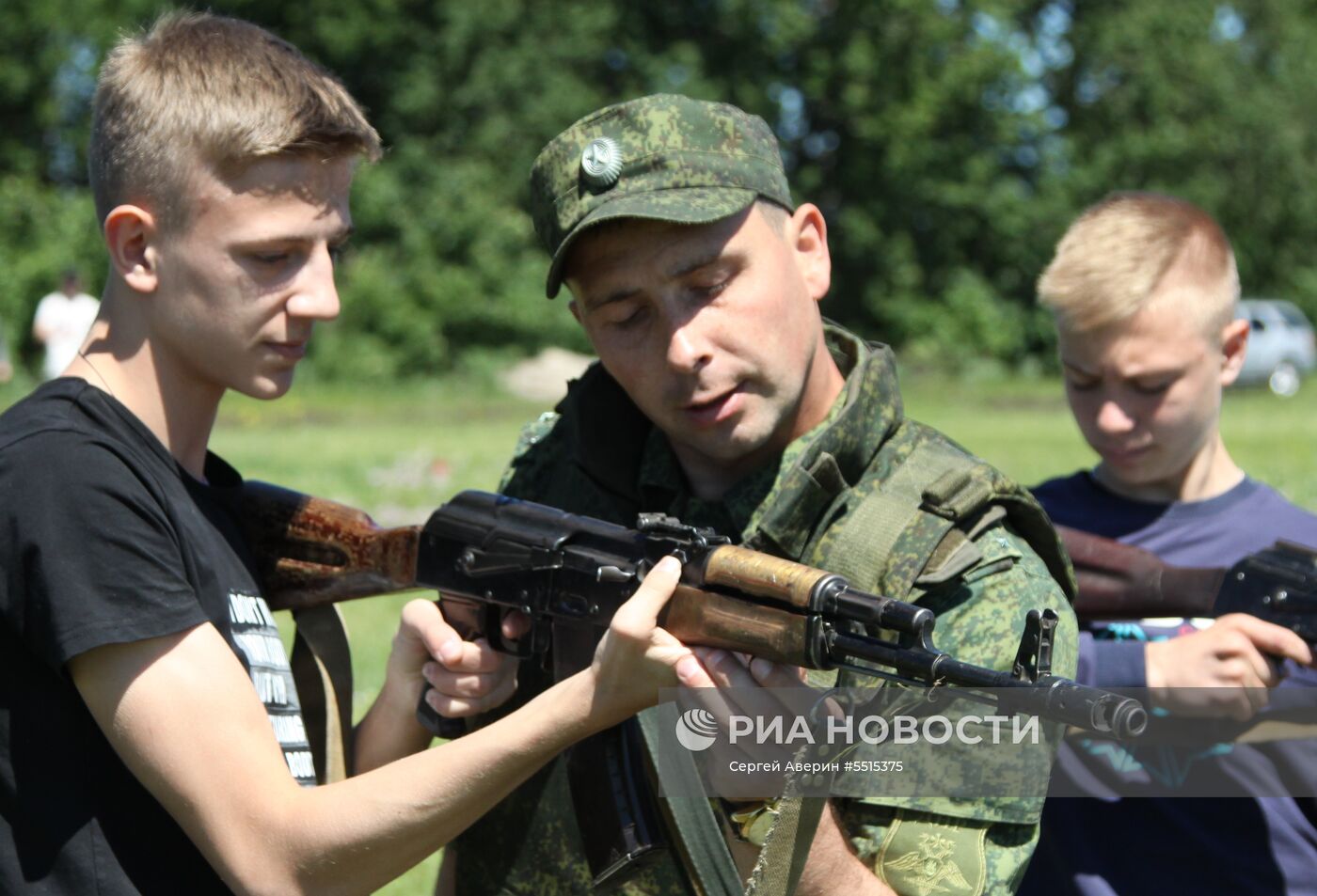 Учения по стрельбе из автомата Калашникова среди школьников ДНР 