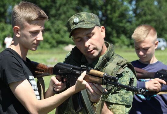 Учения по стрельбе из автомата Калашникова среди школьников ДНР 