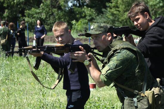 Учения по стрельбе из автомата Калашникова среди школьников ДНР 