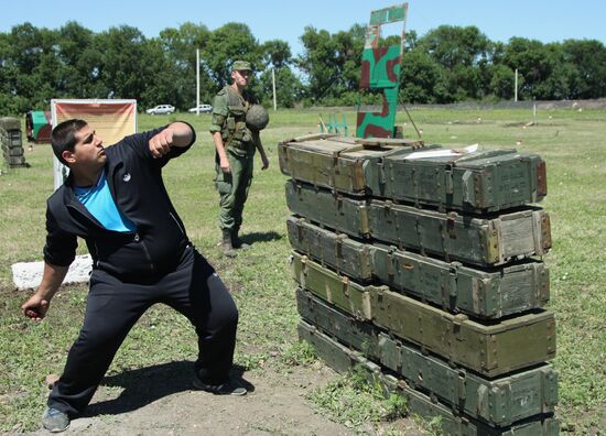 Учения по стрельбе из автомата Калашникова среди школьников ДНР 