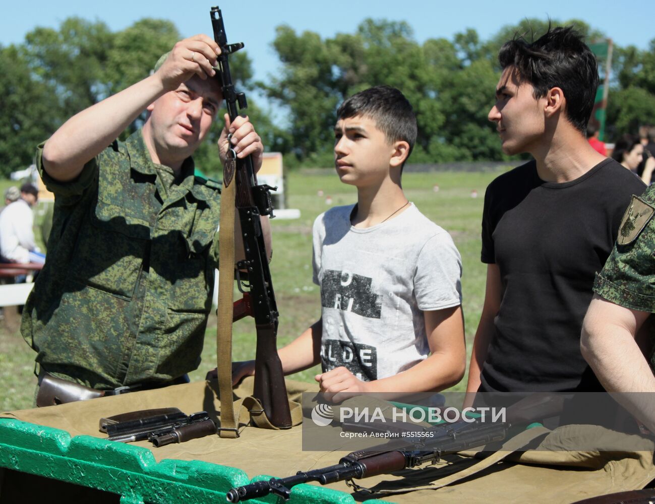 Учения по стрельбе из автомата Калашникова среди школьников ДНР