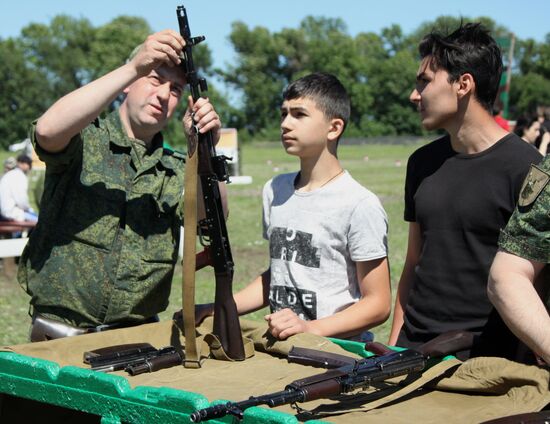 Учения по стрельбе из автомата Калашникова среди школьников ДНР 
