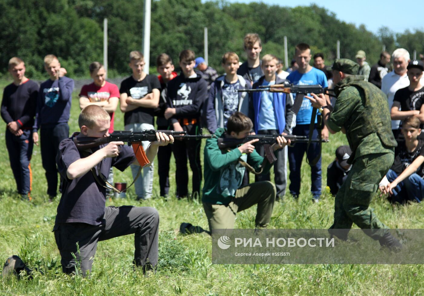 Учения по стрельбе из автомата Калашникова среди школьников ДНР 