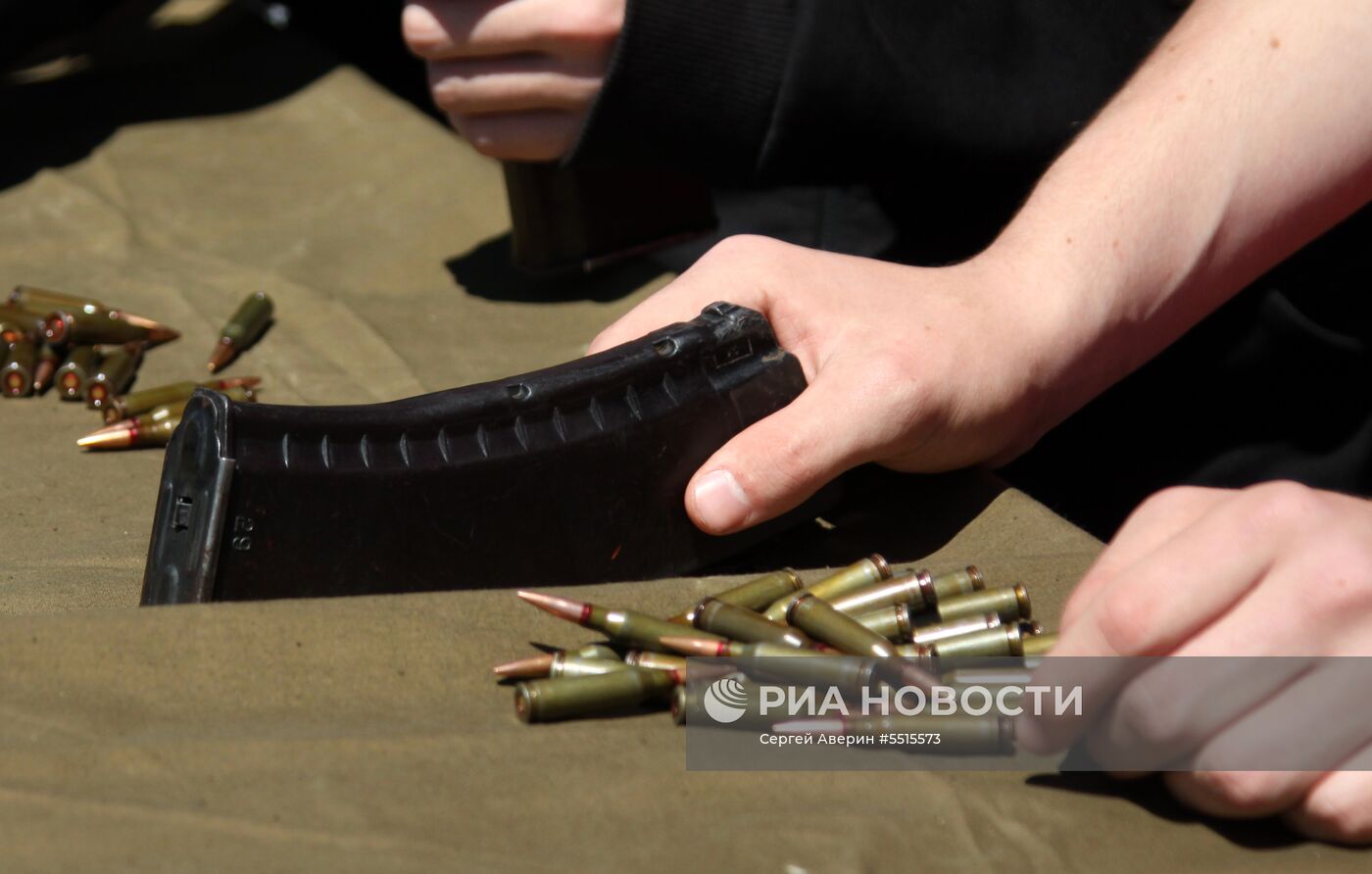Учения по стрельбе из автомата Калашникова среди школьников ДНР 