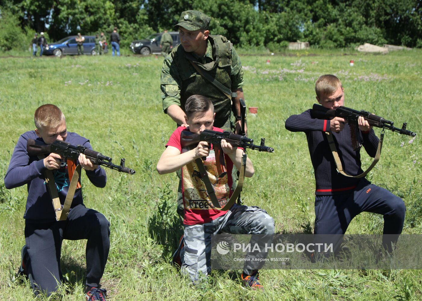 Учения по стрельбе из автомата Калашникова среди школьников ДНР 