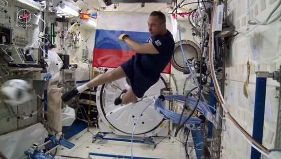Российские космонавты провели тренировку по футболу на МКС