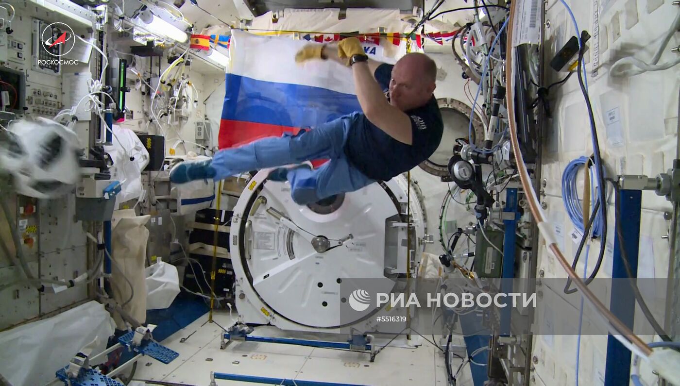 Российские космонавты провели тренировку по футболу на МКС