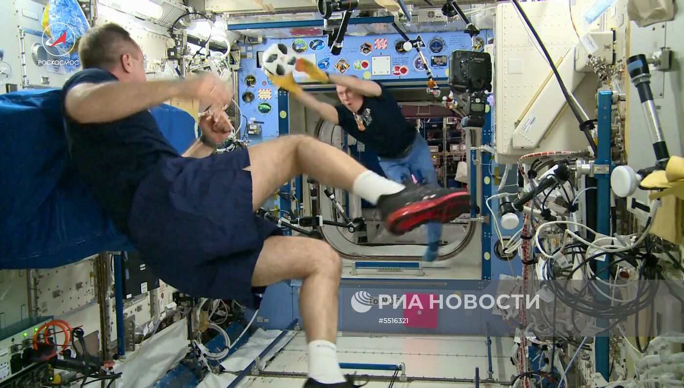 Российские космонавты провели тренировку по футболу на МКС