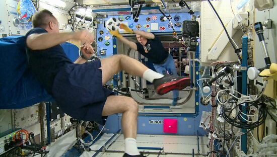 Российские космонавты провели тренировку по футболу на МКС