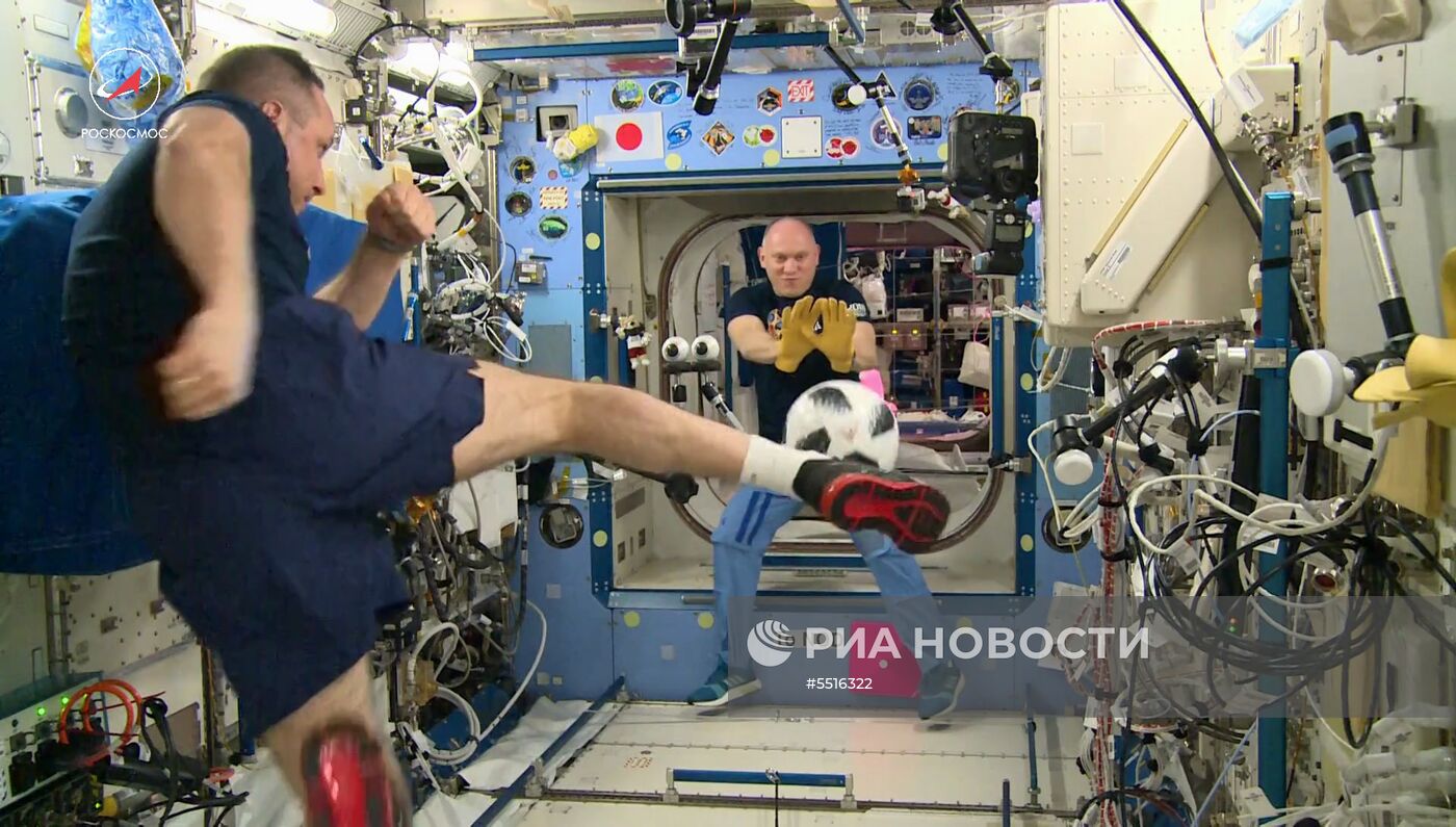 Российские космонавты провели тренировку по футболу на МКС