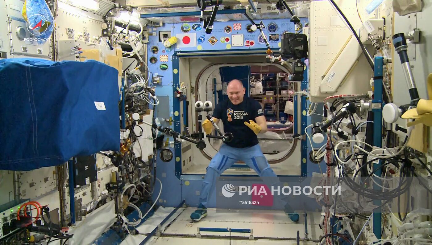 Российские космонавты провели тренировку по футболу на МКС