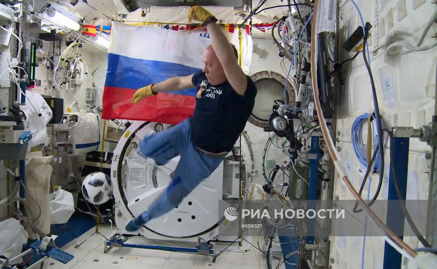 Российские космонавты провели тренировку по футболу на МКС