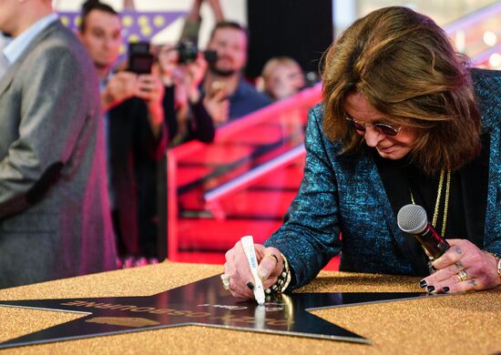 Оззи Озборн подписал именную звезду на аллее Славы в Vegas Крокус Сити