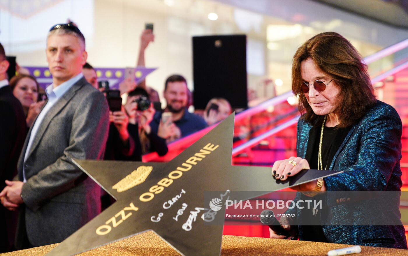 Оззи Озборн подписал именную звезду на аллее Славы в Vegas Крокус Сити