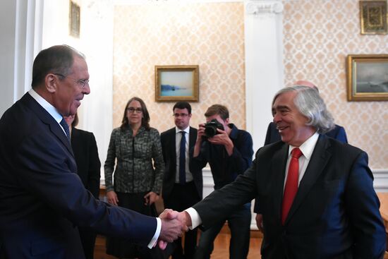 Встреча главы МИД РФ С. Лаврова с бывшим министром энергетики США Э. Монисом