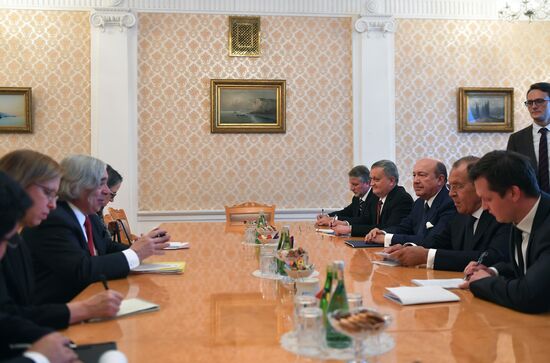 Встреча главы МИД РФ С. Лаврова с бывшим министром энергетики США Э. Монисом