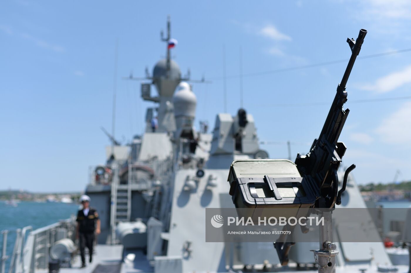 Подъём Андреевского флага на корабле "Вышний Волочек" в Севастополе