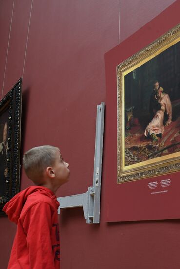 Репродукцию картины «Иван Грозный и сын его Иван 16 ноября 1581 года» повесили в Третьяковской галерее