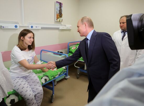 Президент РФ В. Путин посетил Морозовскую детскую больницу