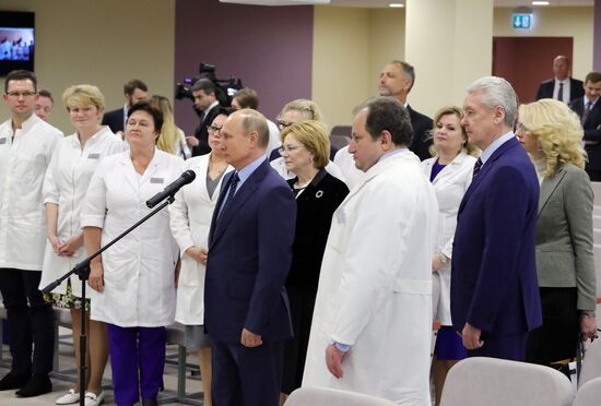 Президент РФ В. Путин посетил Морозовскую детскую больницу