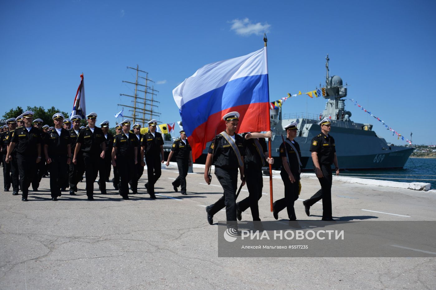 Подъём Андреевского флага на корабле "Вышний Волочек" в Севастополе