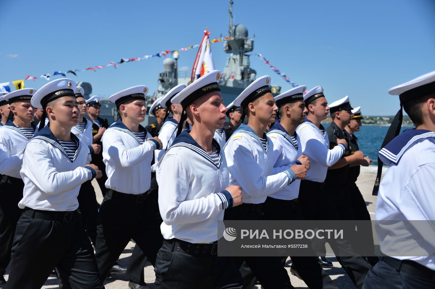 Подъём Андреевского флага на корабле "Вышний Волочек" в Севастополе