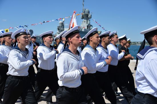 Подъём Андреевского флага на корабле "Вышний Волочек" в Севастополе