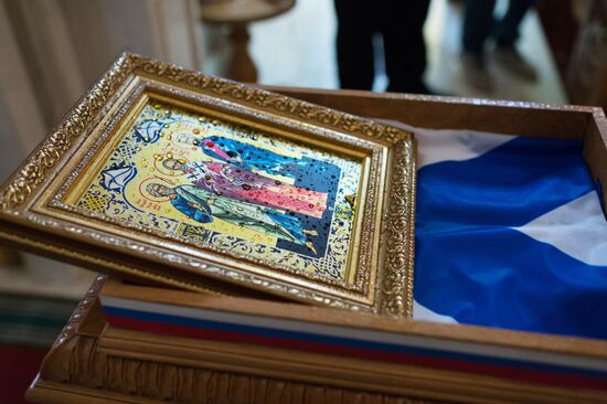 Подъём Андреевского флага на корабле "Вышний Волочек" в Севастополе
