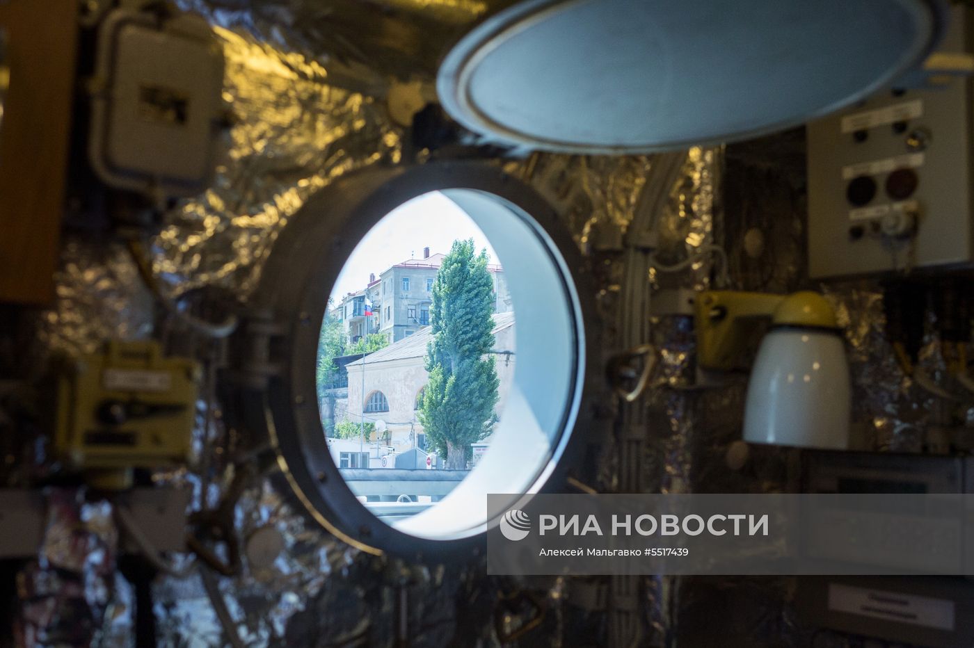 Подъём Андреевского флага на корабле "Вышний Волочек" в Севастополе