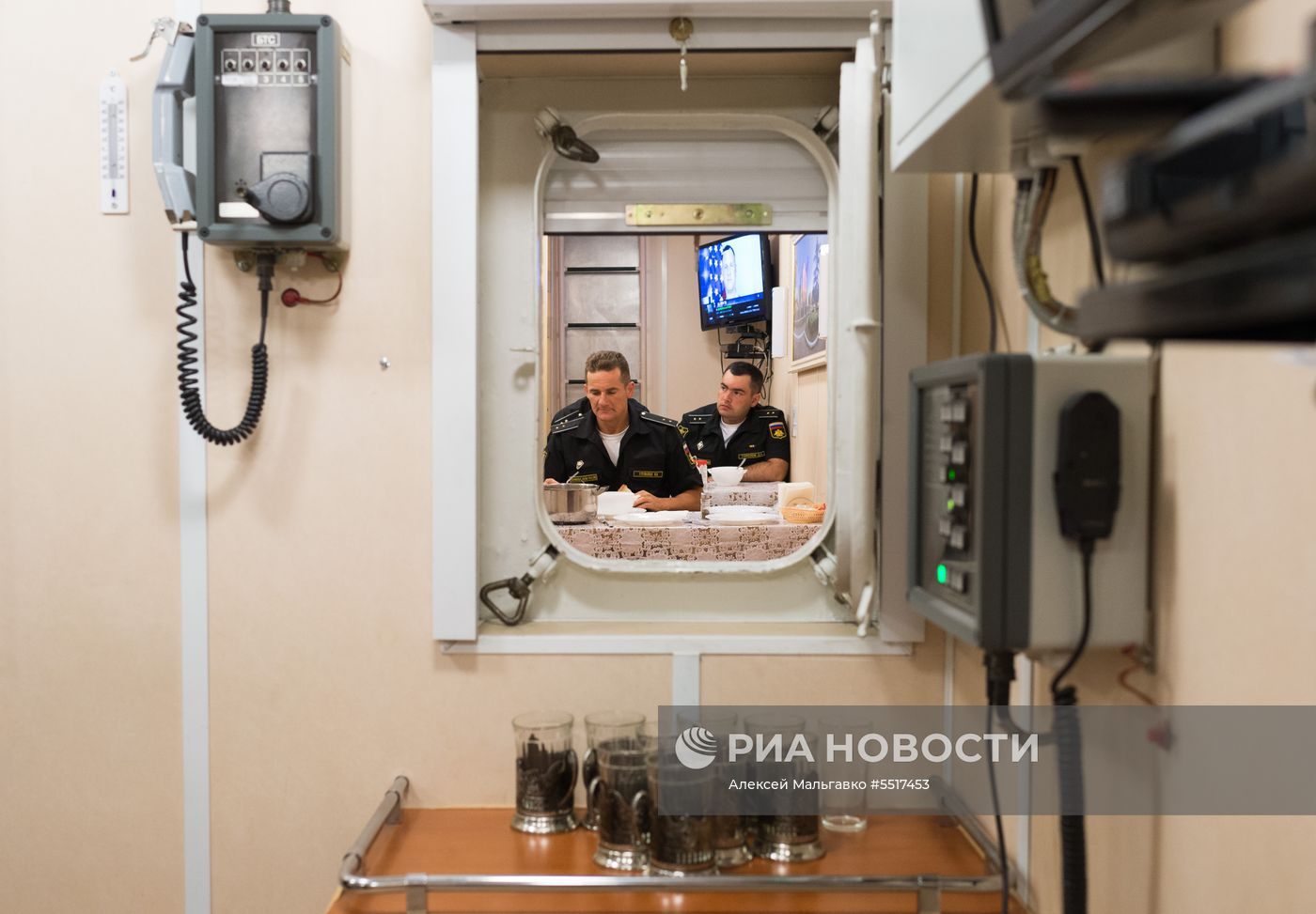 Подъём Андреевского флага на корабле "Вышний Волочек" в Севастополе