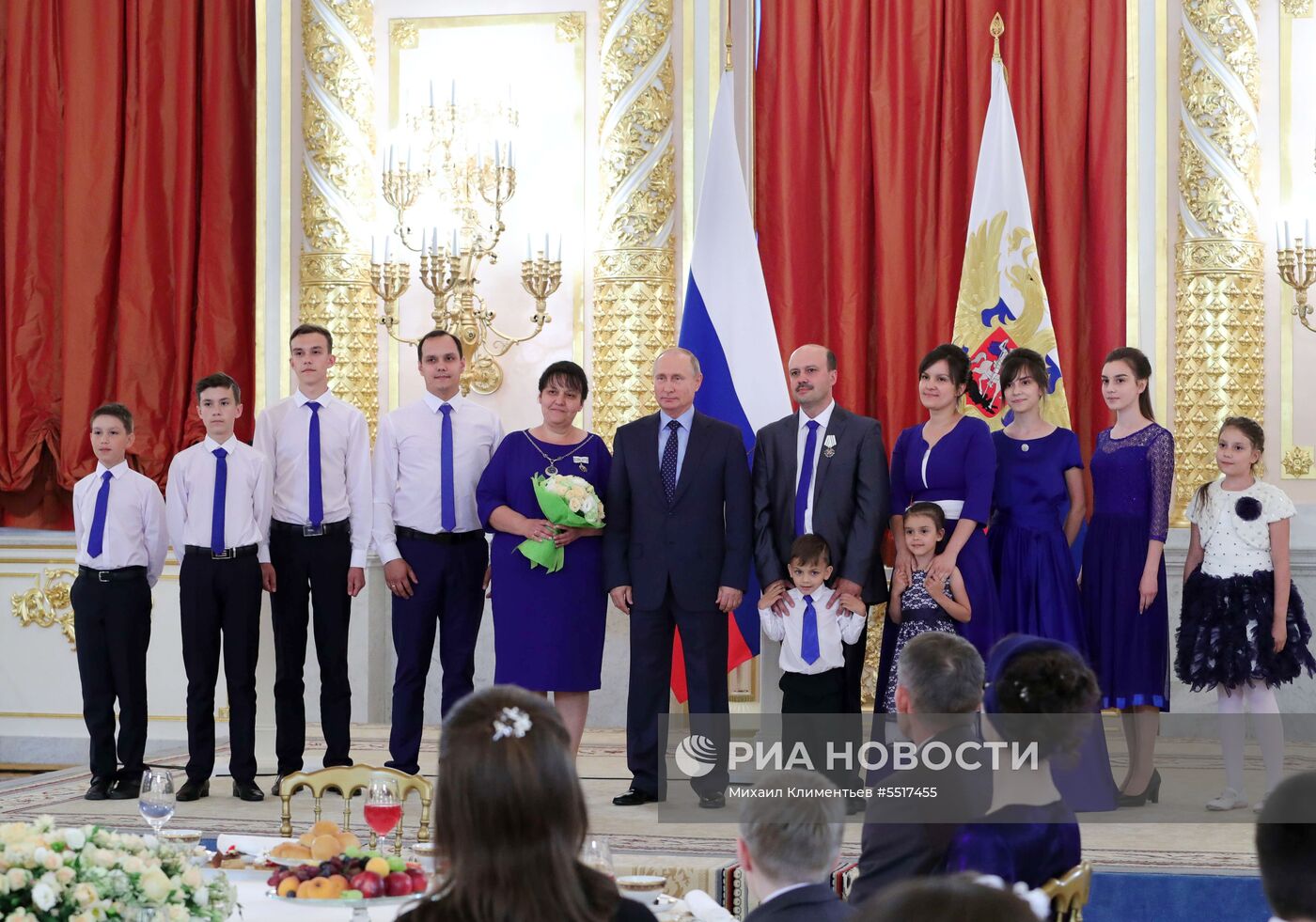 Президент РФ В. Путин вручил в Кремле ордена "Родительская слава"