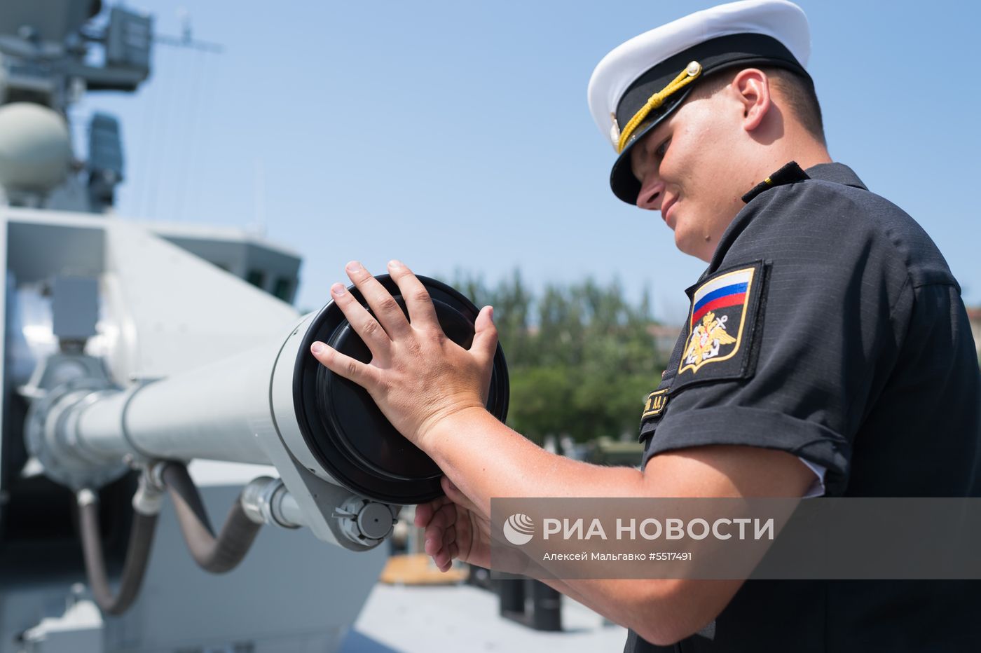 Подъём Андреевского флага на корабле "Вышний Волочек" в Севастополе