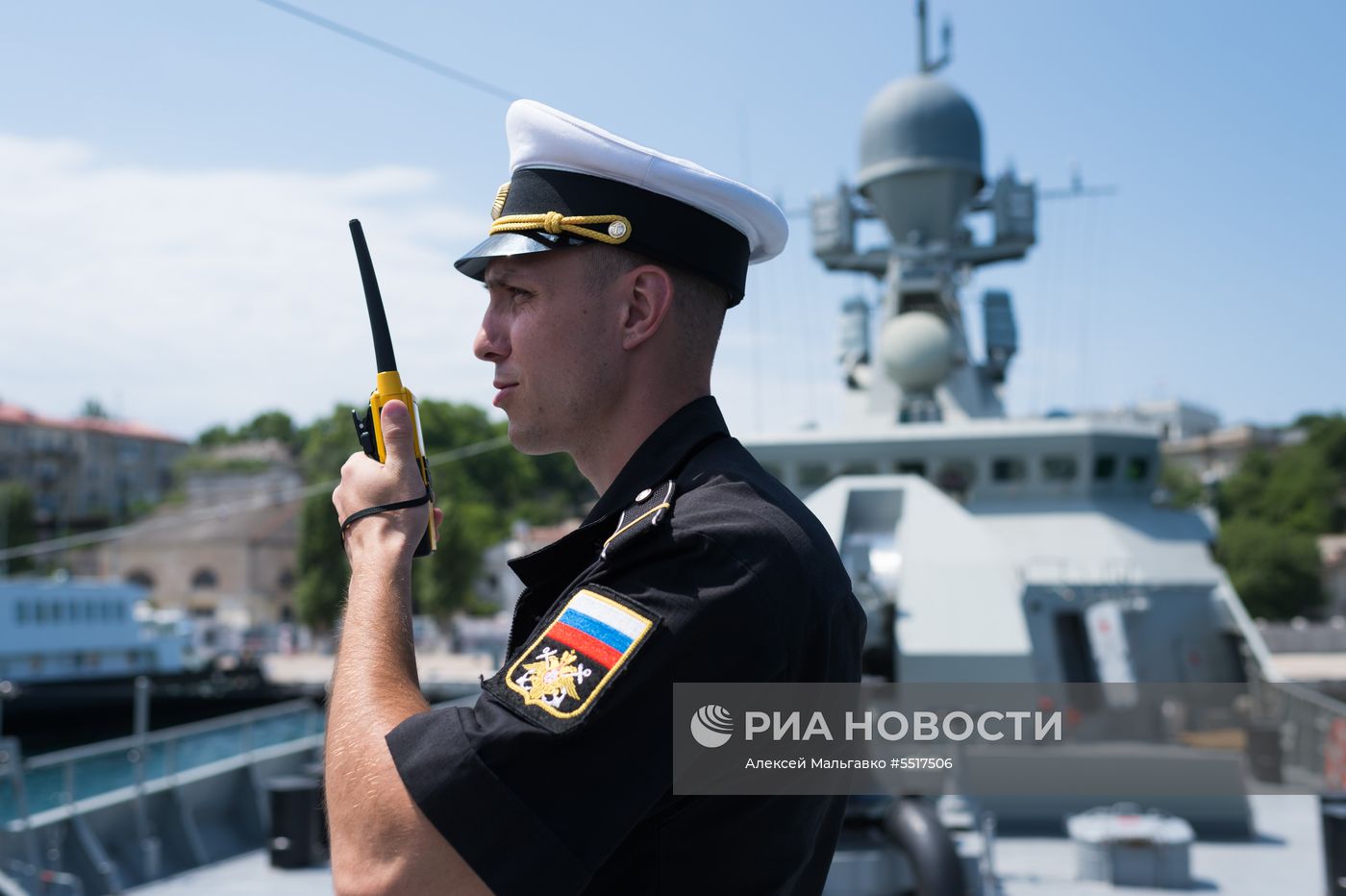 Подъём Андреевского флага на корабле "Вышний Волочек" в Севастополе