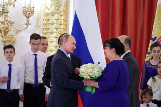Президент РФ В. Путин вручил в Кремле ордена "Родительская слава"