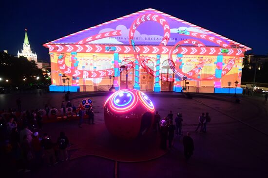 Световое шоу на здании ЦВЗ "Манеж", посвященное ЧМ-2018 по футболу