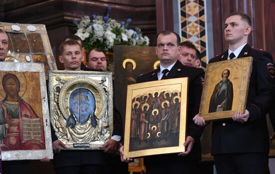 Глава МВД РФ В. Колокольцев передал патриарху Кириллу старинные иконы