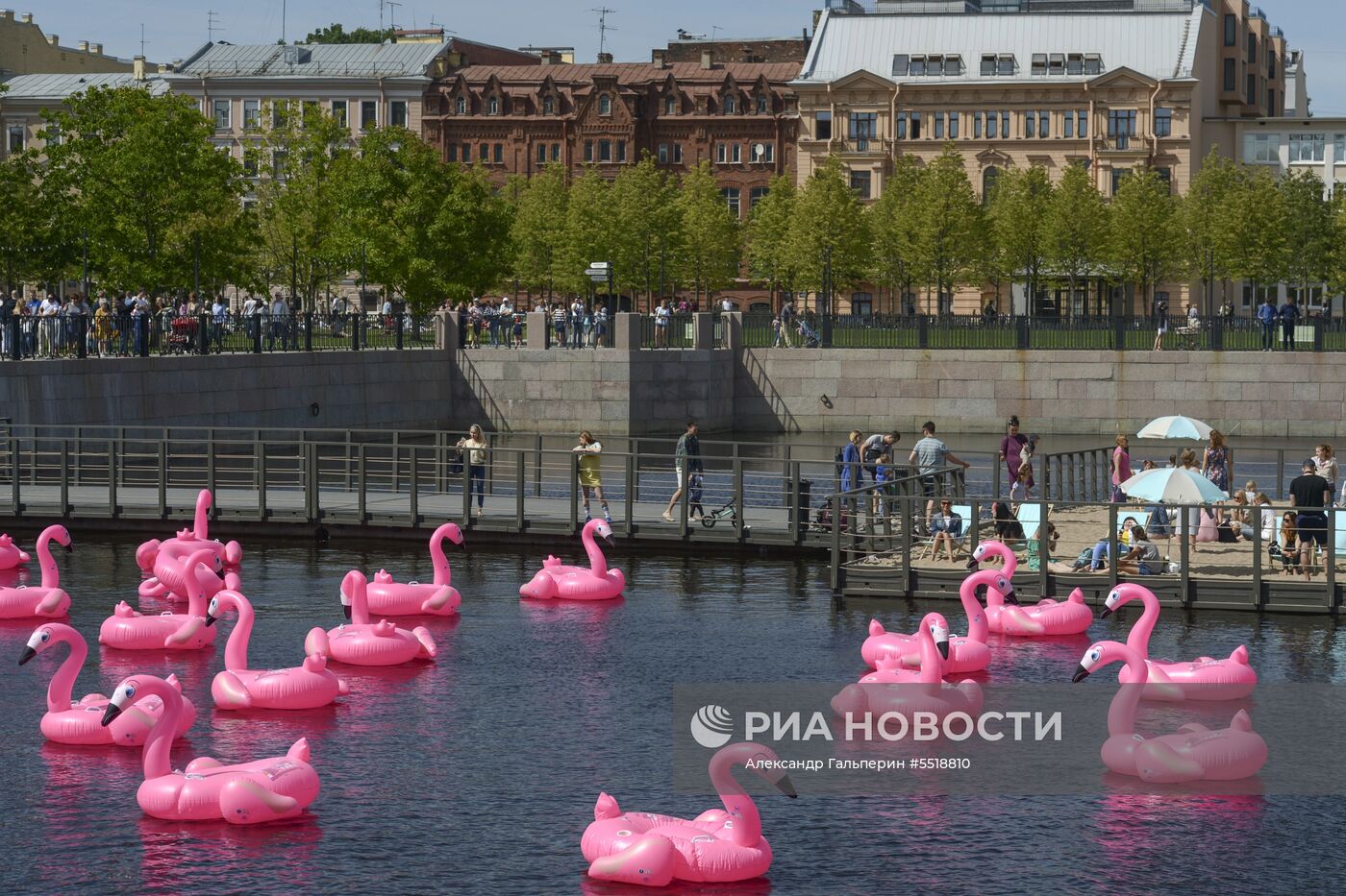Пляж с розовыми фламинго открылся в Новой Голландии в Санкт-Петербурге