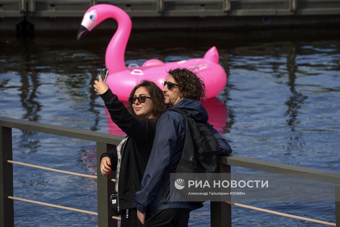 Пляж с розовыми фламинго открылся в Новой Голландии в Санкт-Петербурге