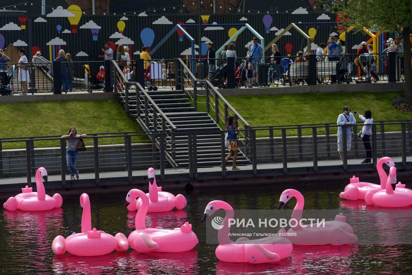 Пляж с розовыми фламинго открылся в Новой Голландии в Санкт-Петербурге