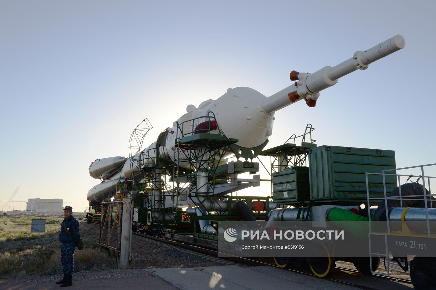 Вывоз ракеты-носителя "Союз-ФГ" на стартовую площадку космодрома "Байконур"