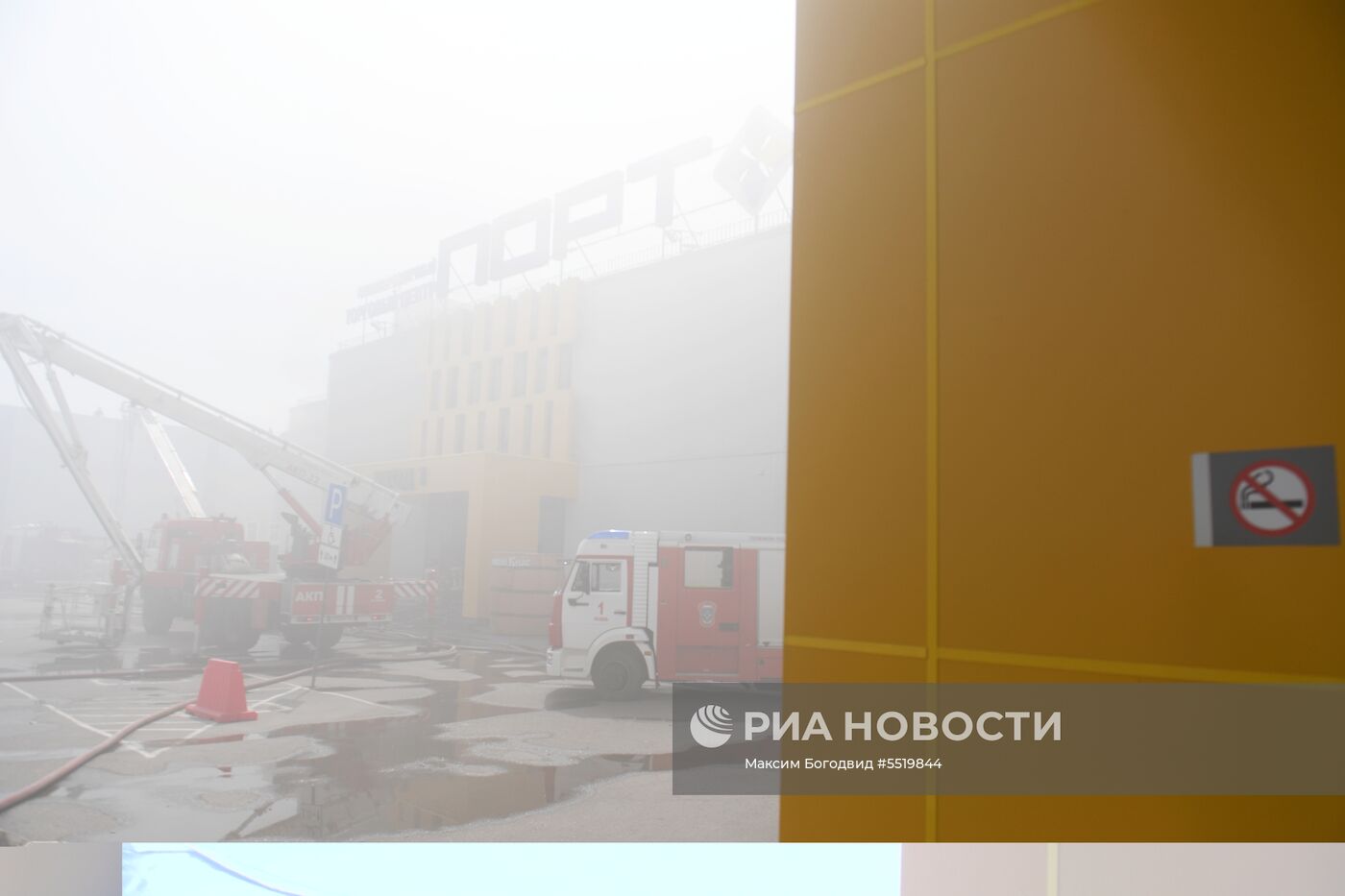 В Казани загорелся торговый центр "Порт"